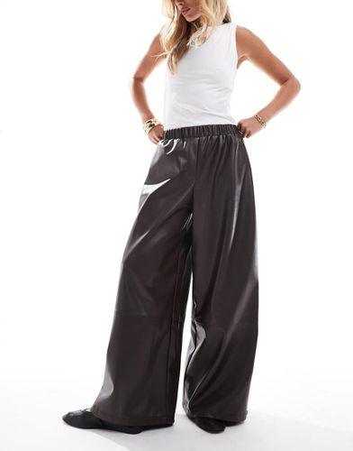 Pantalon oversize volumineux imitation cuir - Marron - Asos Design - Modalova