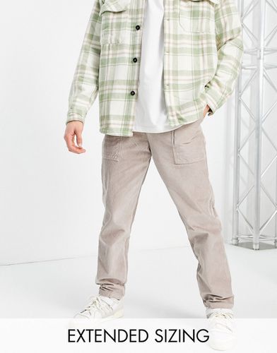 Pantalon style skateur en velours côtelé coupé en biais - Beige - Asos Design - Modalova