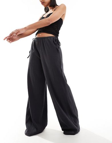 Pantalon texturé ample avec liens noués sur le côté - Anthracite - Asos Design - Modalova