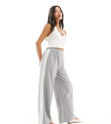 Petite - Pantalon à enfiler avec empiècement contrastant - Gris rayé - Asos Design - Modalova