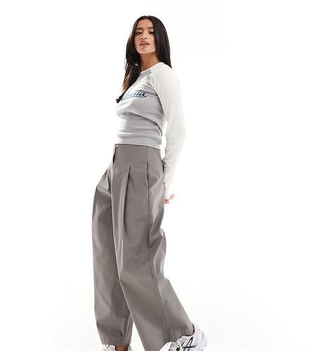 Petite - Pantalon ample structuré en sergé - Asos Design - Modalova