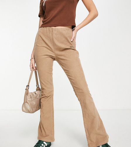 Petite - Pantalon évasé en velours côtelé - Sable - Asos Design - Modalova