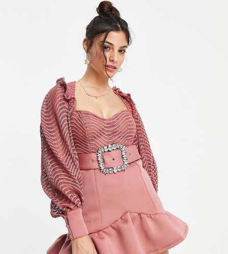 ASOS DESIGN Petite - Robe courte à volants en dentelle motif vagues avec ceinture strassée et ourlet à basque - Rose - Asos Petite - Modalova