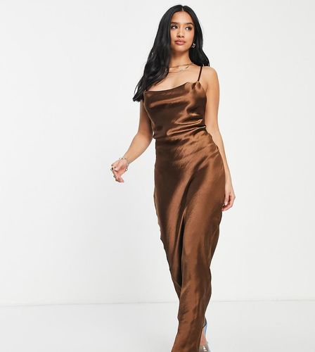 ASOS DESIGN Petite - Robe caraco longue à bretelles et laçage en satin ultra brillant - Chocolat - ASOS Petite - Modalova