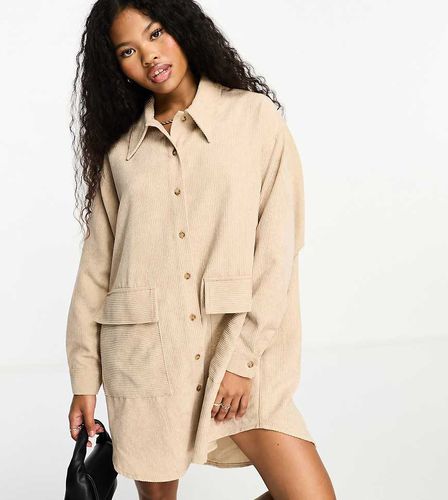 ASOS DESIGN Petite - Robe chemise oversize ample en velours côtelé avec poche - Taupe - Asos Petite - Modalova