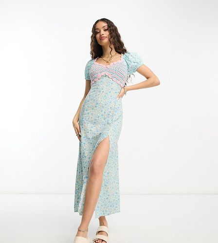 ASOS DESIGN Petite - Robe en maille au crochet mi-longue à rayures et petites fleurs avec encolure Bardot - Asos Petite - Modalova