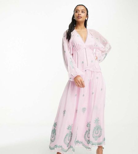 ASOS DESIGN Petite - Robe longue brodée à encolure en V, ouverte dans le dos et à finition fantaisie - Asos Petite - Modalova