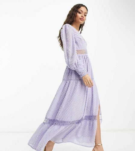 ASOS DESIGN Petite - Robe longue en plumetis duveteux avec empiècement en dentelle - Lilas - Asos Petite - Modalova