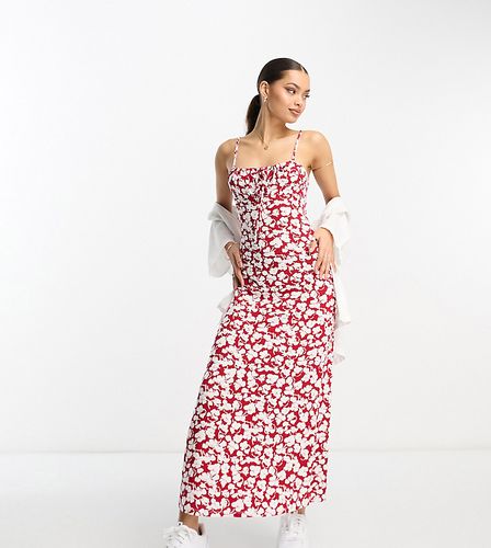 ASOS DESIGN Petite - Robe mi-longue à bretelles fines et buste froncé à motif fleuri - Rouge et blanc - Asos Petite - Modalova