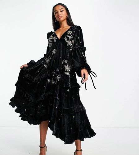 ASOS DESIGN Petite - Robe mi-longue en velours à volants étagés et fronces avec fleurs ornementées - Asos Petite - Modalova