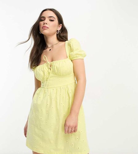 ASOS DESIGN Petite - Robe rétro courte en broderie anglaise avec manches courtes et buste froncé - Citron vert - Asos Petite - Modalova