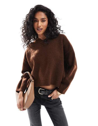 Pull en maille duveteuse à col en V - chocolat - Asos Design - Modalova