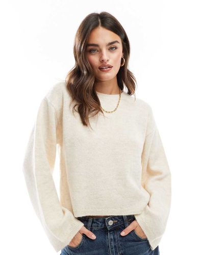 Pull en maille duveteuse à épaules tombantes - Crème - Asos Design - Modalova