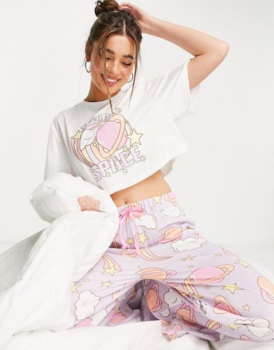 Pyjama avec pantalon large et t-shirt crop top à inscription Need More Space » - Blanc/violet - Asos Design - Modalova