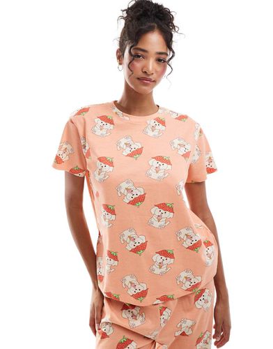 Pyjama avec t-shirt et pantalon resserré aux cheville avec imprimé chien cavachon et fraise - Asos Design - Modalova