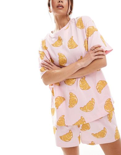 Pyjama avec t-shirt oversize et short à motif croissants - Asos Design - Modalova