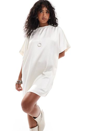 Robe t-shirt courte coupe oversize en satin - Ivoire - Asos Design - Modalova