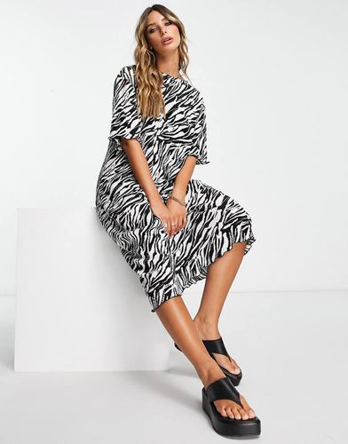 Robe t-shirt plissée mi-longue à imprimé zébré - Noir et blanc - Asos Design - Modalova