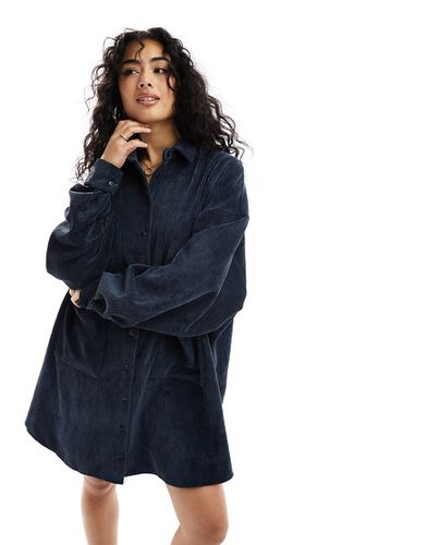 Robe chemise oversize en velours côtelé avec poches basses - Asos Design - Modalova