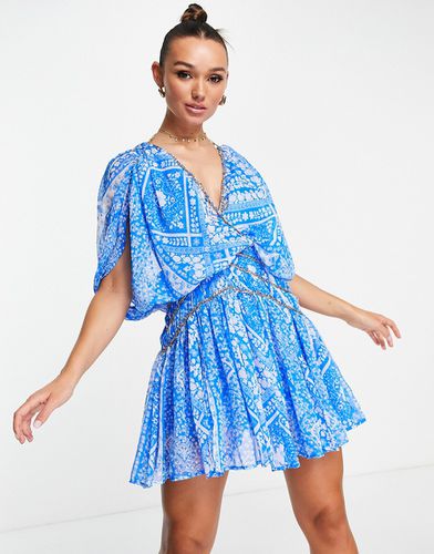 Robe courte à manches blousantes avec chaînes - Bleu imprimé fleuri - Asos Design - Modalova