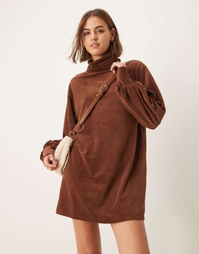 Robe courte ample en velours à grosses côtes et col roulé - Chocolat - Asos Design - Modalova