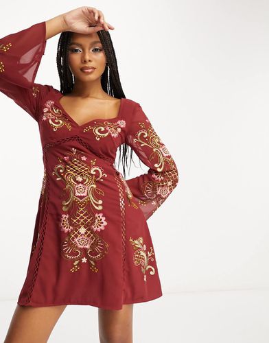 Robe courte brodée à manches longues avec finitions ajourées façon échelle - Bordeaux - Asos Design - Modalova