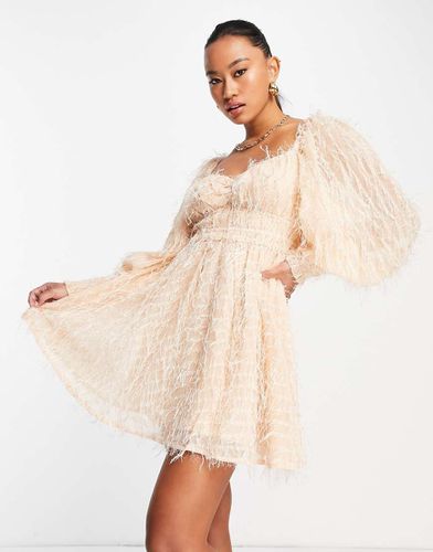 Robe courte duveteuse avec buste et poignets froncés - pâle - Asos Design - Modalova