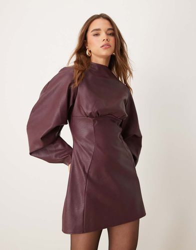 Robe courte en imitation cuir avec manches cocon et coutures visibles sous le buste - Bordeaux - Asos Design - Modalova