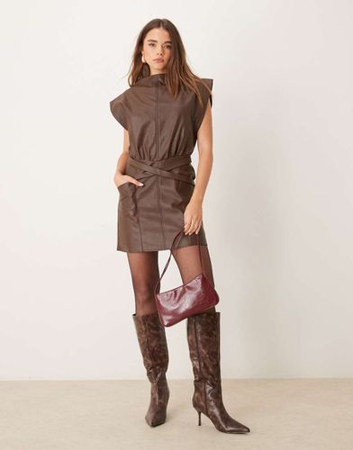 Robe courte en similicuir avec col montant - Chocolat - Asos Design - Modalova