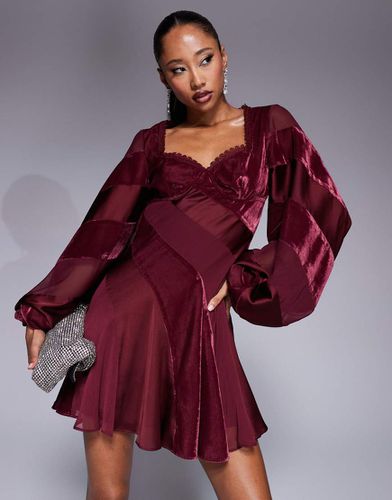 Robe courte en velours à empiècements en dentelle et dos ouvert - Bordeaux - Asos Design - Modalova