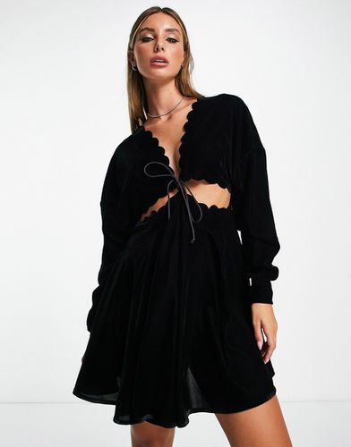 Robe courte en velours avec découpe à la taille et bords à croisillons - Asos Design - Modalova