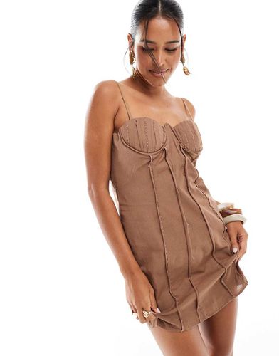 Robe courte style corset en lin à empiècements avec coutures apparentes effilochées - Marron - Asos Design - Modalova