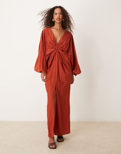 Robe longue à manches blousantes avec décolleté plongeant et fronces - Rouille - Asos Design - Modalova