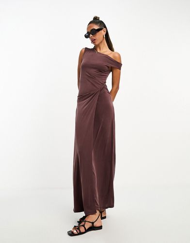 Robe longue douce au toucher avec détail torsadé et jupe paréo - Chocolat - Asos Design - Modalova