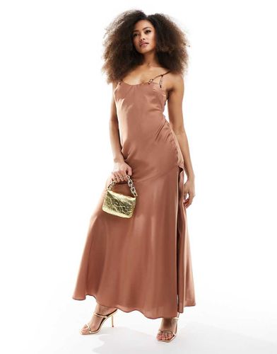 Robe longue en satin à boucles - Moka - Asos Design - Modalova