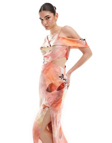 Robe longue en satin à gros imprimé fleuri avec épaules asymétriques et découpe - Asos Design - Modalova