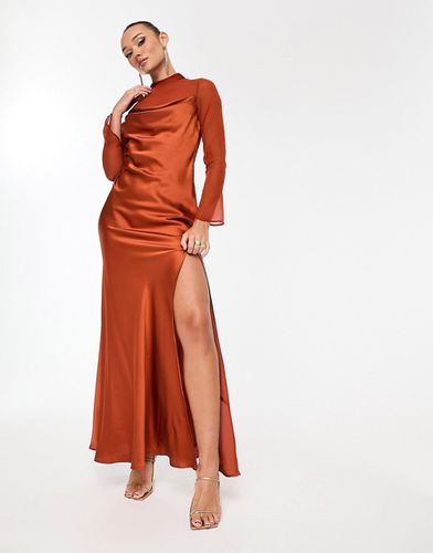 Robe longue satinée à col bénitier avec détail superposé en mousseline - Rouge - Asos Design - Modalova