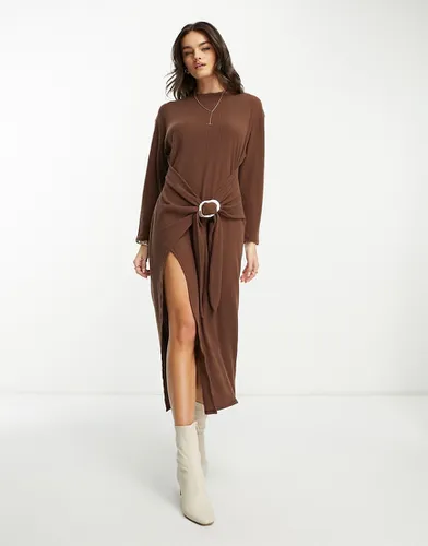 Robe longue ultra douce à manches longues avec détail paréo drapé - Marron chocolat - Asos Design - Modalova