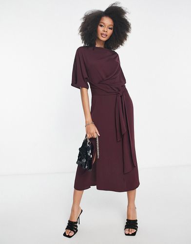 Robe mi-longue à col bénitier avec liens noués à la taille - Bordeaux - Asos Design - Modalova