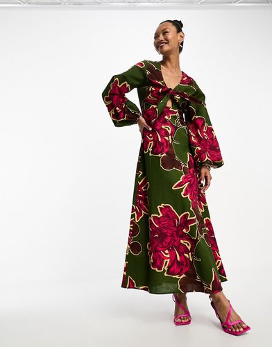Robe mi-longue à manches longues et imprimé fleuri avec découpe et naud à l'avant - Kaki - Asos Design - Modalova