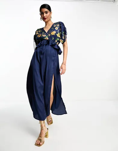 Robe mi-longue brodée à taille volantée - Asos Design - Modalova