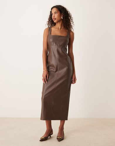 Robe mi-longue en imitation cuir avec encolure carrée dégagée avec surpiqûres - Chocolat - Asos Design - Modalova