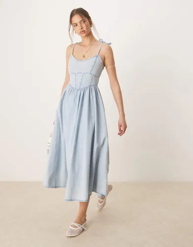 Robe mi-longue en jean style ballerine - clair dlav - Asos Design - Modalova