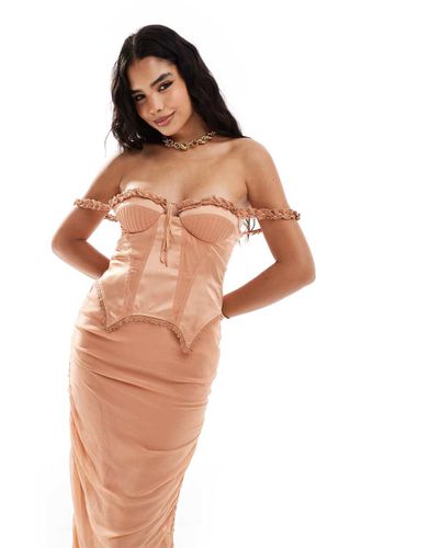 Robe mi-longue en mousseline froncée avec détail corset en satin et épaules dénudées - Terracotta - Asos Design - Modalova