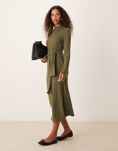 Robe mi-longue en maille côtelée duveteuse avec liens à la taille - Kaki - Asos Design - Modalova