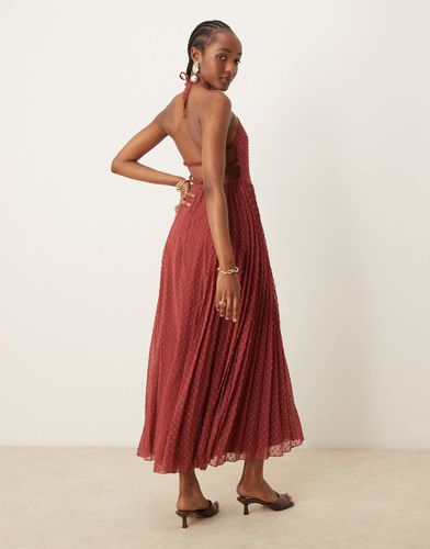 Robe mi-longue en plumetis duveteux avec encolure nageur et empiècement à plis - Bordeaux - Asos Design - Modalova