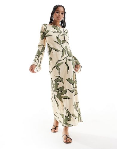 Robe mi-longue en viscose à motif fleuri oversize avec col bateau et dos en V - Crème et vert - Asos Design - Modalova