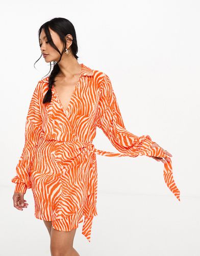 Robe portefeuille courte plissée avec col - Orange à zébrures - Asos Design - Modalova