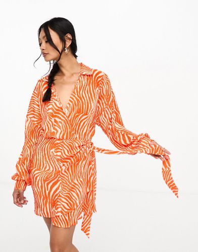 Robe portefeuille courte plissée avec col - Orange à zébrures - Asos Design - Modalova