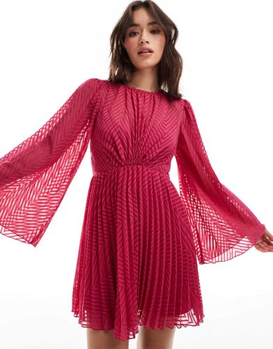 Robe plissée courte en mousseline à chevrons avec manches évasées et liens au dos - Asos Design - Modalova